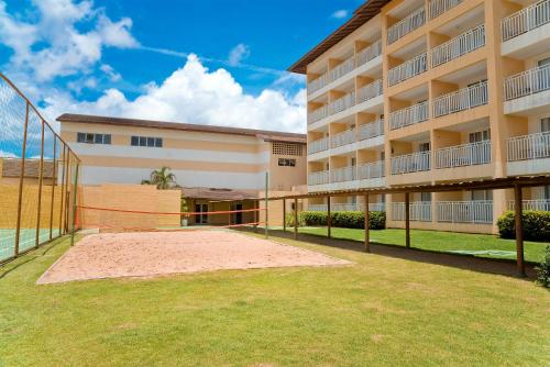 an empty basketball court in front of a building at Gran Hotel Stella Maris Urban Resort & Conventions in Salvador
