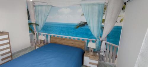 una camera con letto e vista sull'oceano di Emily House a Porto Cesareo