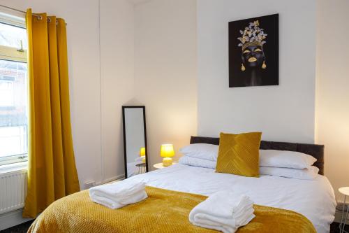 um quarto com uma cama com toalhas em Staywhenever HS- 4 Bedroom House, King Size Beds, Sleeps 9 em Stoke-on-Trent