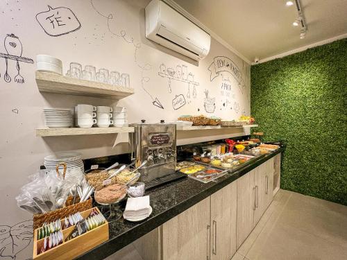 een keuken met een aanrecht met eten erop bij Pousada Viena in Gramado