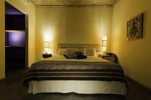 - une chambre avec un grand lit et deux lampes dans l'établissement Bahiacafé Hotel, à Salvador
