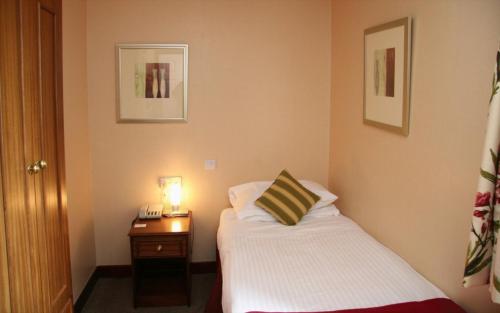 Ένα ή περισσότερα κρεβάτια σε δωμάτιο στο Craigmonie Hotel Inverness by Compass Hospitality