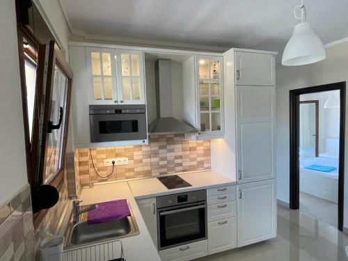 Kuchyňa alebo kuchynka v ubytovaní LUXURY AND SUNNY APARTMENT 250 mts FROM THE BEACH!!