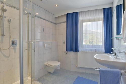 y baño con aseo, lavabo y ducha. en Landhaus Stefanie, en Mayrhofen