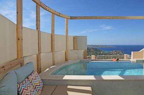 una vasca idromassaggio su un balcone con vista sull'oceano di Bella Mare Sitia a Sitia