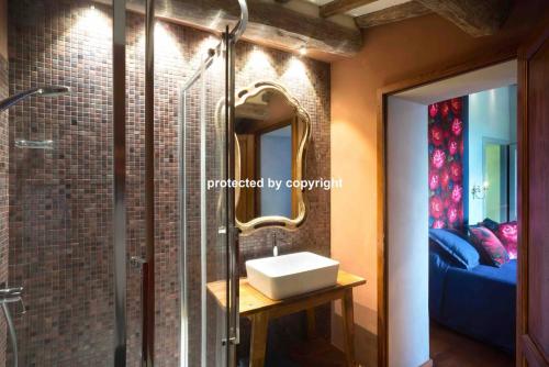 een badkamer met een wastafel en een douche bij Luxury Villa Among Vineyards in Arezzo