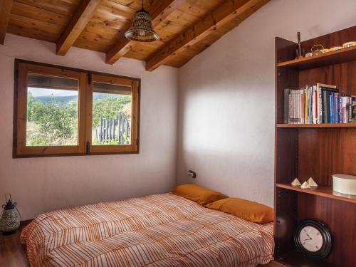 1 dormitorio con cama y estante para libros en casa bioclimática, en Arafo