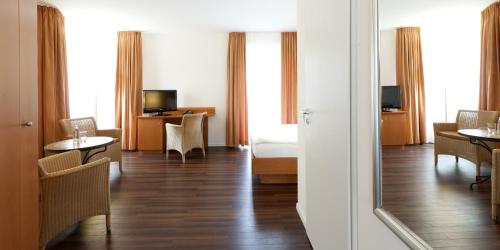 Televisyen dan/atau pusat hiburan di Hotel Ambiente