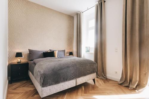 Säng eller sängar i ett rum på Palais Apartment direkt im Zentrum, FEWO-Residenz-Dresden