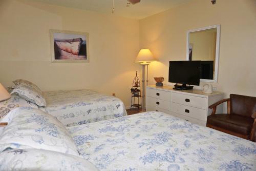 Tempat tidur dalam kamar di Las Brisas by Travel Resort Services