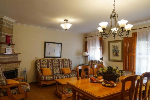 - un salon avec une table et une chaise dans l'établissement CASA MERCEDES-PUERTOMINGALVO, à Puertomingalvo