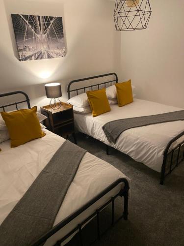 Postel nebo postele na pokoji v ubytování Bessie House 3BED SD with Parking Racecourse Goffs Eco Power Stadium A1 M18 M1 M62