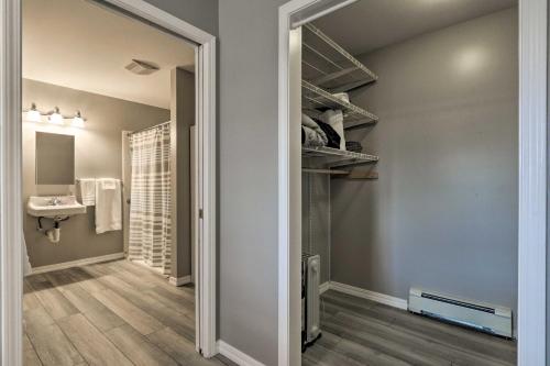 Koupelna v ubytování Centrally Located South Hill Apartment with Smart TV