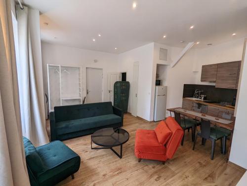 un salon avec un canapé, des chaises et une table dans l'établissement CityCosy-Strasbourg : Kleber Fashion Style, à Strasbourg