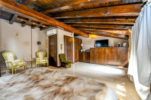 a living room with a large rug in the middle of the room at Prestige Suite Sirmione in Sirmione