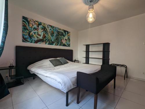 une chambre avec un lit et un tableau au mur dans l'établissement CityCosy Strasbourg - Art Style, à Strasbourg