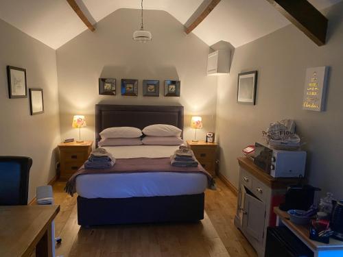 Un pat sau paturi într-o cameră la The Bothy at Ivy Cottage