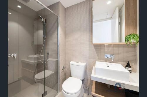 uma casa de banho com um WC, um lavatório e um chuveiro em 2 Bed 2 Bathroom Penthouse With Amazing Balcony & City Views - Across From Highpoint em Maribyrnong