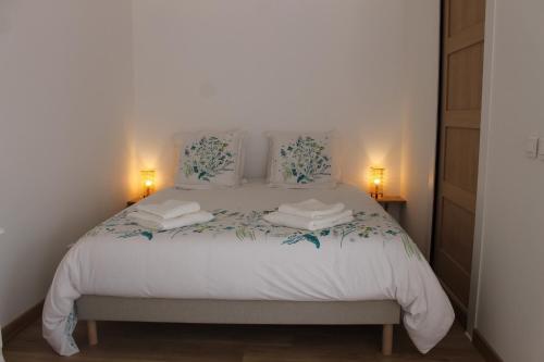 a bedroom with a bed with two towels on it at Gite La clef du Sud in Salernes