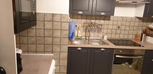 a kitchen with a sink and a counter top at Maison entre relooking et modernité dans un cadre verdoyant pour amoureux de grands espaces in Nogent-sur-Vernisson
