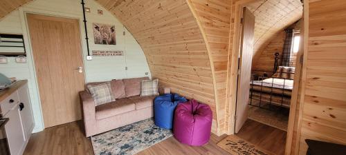 Posezení v ubytování Achmeney Glamping Pod Larger than Average Pod