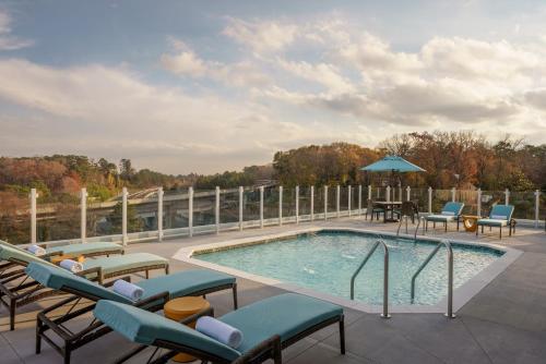 Bazén v ubytování Hyatt Centric Buckhead Atlanta nebo v jeho okolí