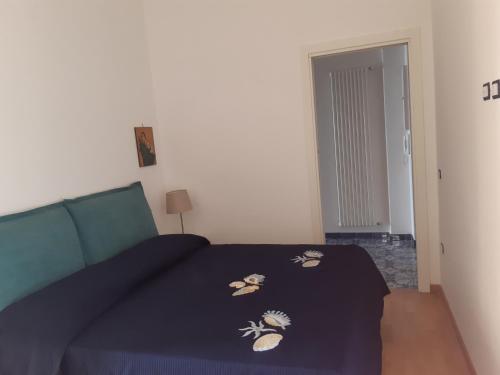 - une chambre avec un lit et une couverture bleue dans l'établissement Salerno Eremita Apartment, à Salerne
