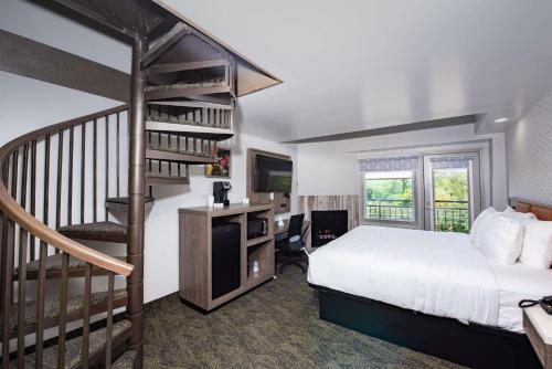Postel nebo postele na pokoji v ubytování Best Western Plus Apple Valley Lodge Pigeon Forge