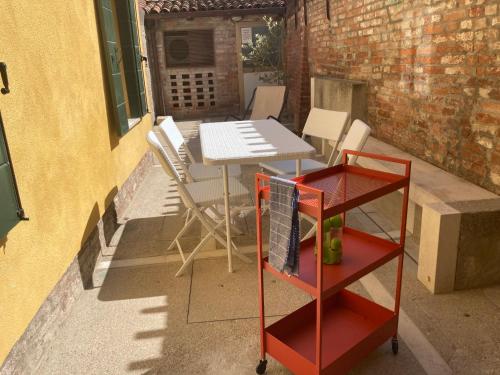 een tafel en stoelen op een patio met een tafel bij Appartamento Tre Archi con corte privata in Venetië