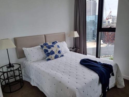 Tempat tidur dalam kamar di Modern, Central City, Penthouse Floor Apartment.