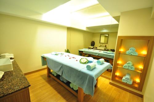 een ziekenhuiskamer met een bed en een spiegel bij Neorion Hotel - Special Class in Istanbul