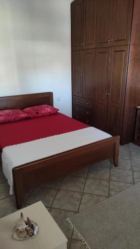una camera con letto con materasso rosso e bianco di ERMONES LITTLE HOUSE a Vátos