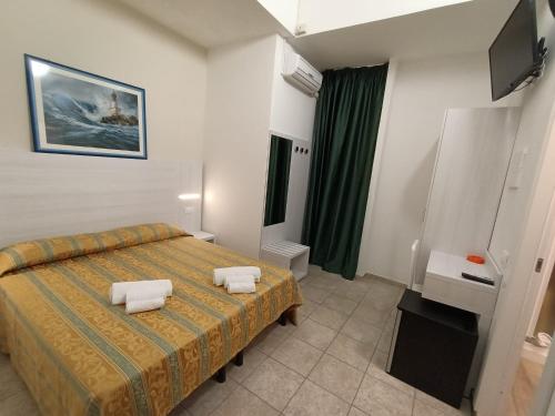 - une chambre avec un lit et un rideau vert dans l'établissement Hotel Zeus Lido di Classe Room Only, à Lido di Classe