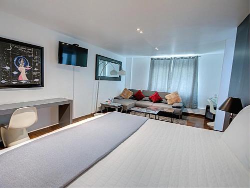 TV a/nebo společenská místnost v ubytování Hotel CLARUM 101