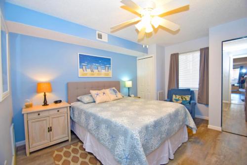 1 dormitorio con 1 cama y ventilador de techo en Jamaica Bay 307A condo, en Ocean City