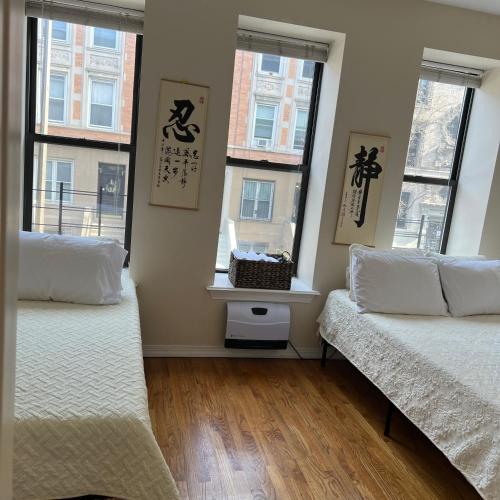 3 Bedroom Harlem Apartment tesisinde bir oturma alanı