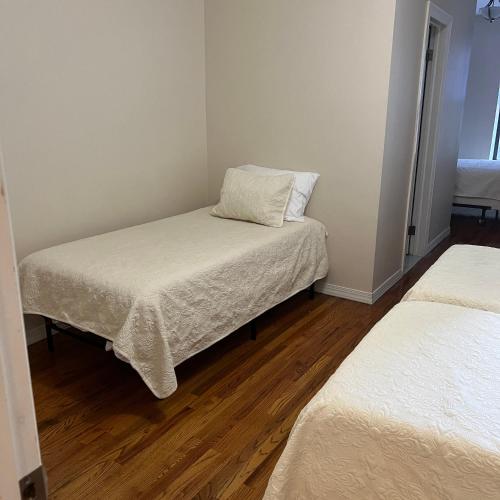 En eller flere senger på et rom på 3 Bedroom Harlem Apartment