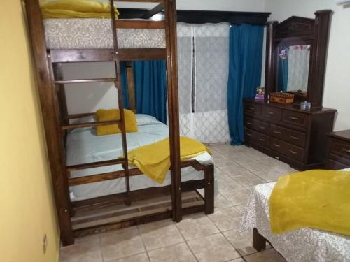 1 Schlafzimmer mit 2 Etagenbetten und einem Spiegel in der Unterkunft Casa Mango in Ciudad Valles