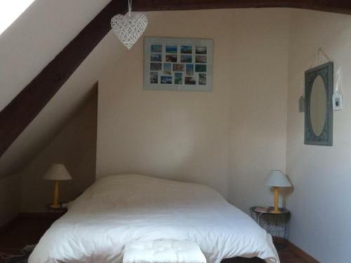 1 dormitorio con 1 cama blanca en el ático en Gîte charmant avec jardin, cheminée, Wi-Fi, idéal pour randonnées et découvertes locales - FR-1-376-70, en Torcy
