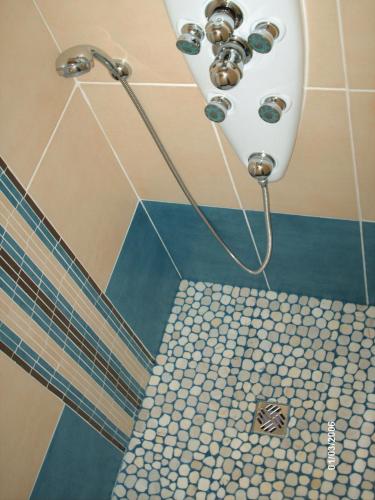 La salle de bains est pourvue de toilettes avec un lavabo. dans l'établissement Les Tilleuls B&B, à Orange