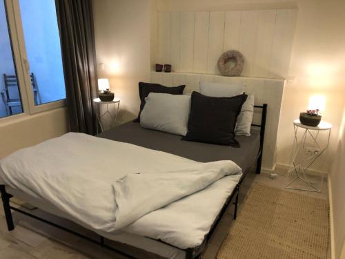 เตียงในห้องที่ Cozy apartment in Ostend