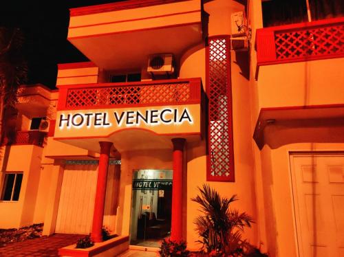 Hotel Venecia في Cereté: علامة yardasa الفندق على جانب المبنى