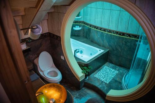y baño con bañera, aseo y lavamanos. en Alondra Posada Turística, escape con chimenea a una hora de Bogotá, en Sesquilé