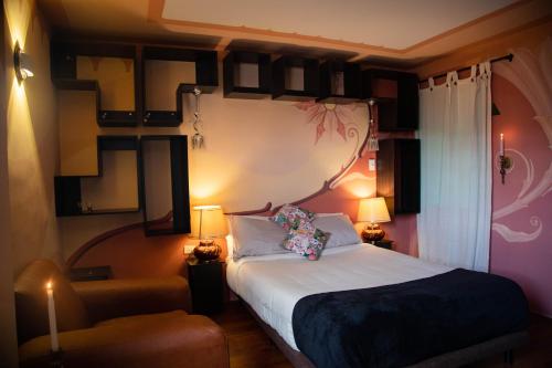 1 dormitorio con 1 cama, 1 silla y lámparas en Alondra Posada Turística, escape con chimenea a una hora de Bogotá, en Sesquilé