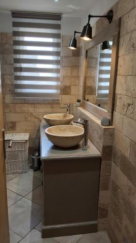 une salle de bain avec deux lavabos sur un comptoir dans l'établissement Maison de campagne, à Flayosc