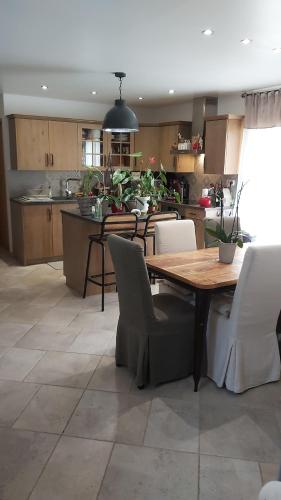 une cuisine et une salle à manger avec une table et des chaises en bois dans l'établissement Maison de campagne, à Flayosc