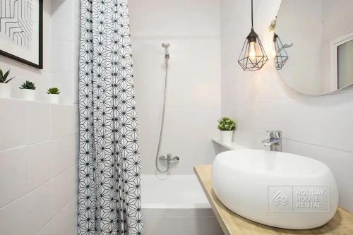 A bathroom at Cosy 3-bedroom apartment for 6-8 people just 50m from the beach