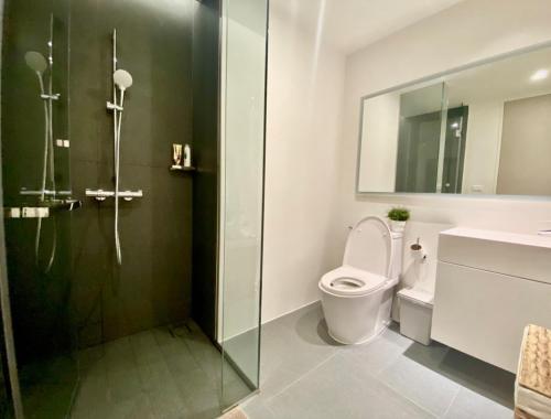 Ένα μπάνιο στο Seaview 2 BR Beach front Vacation HuaHin