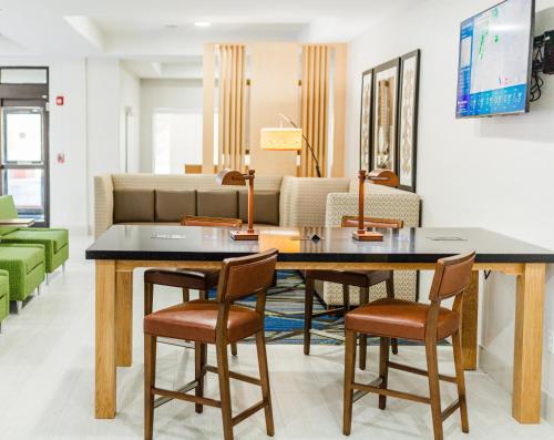 a dining room with a table and chairs at Holiday Inn Express - Andalusia by IHG in Andalusia