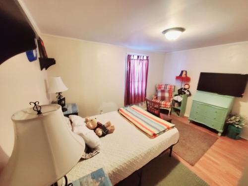 En eller flere senger på et rom på Room in Apartment - Plaid Room 3min From Yale Univ